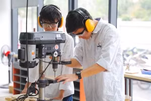 Học sinh Phenikaa School sử dụng máy khoan bàn chế tạo sản phẩm tại Makerspace của nhà trường. Ảnh: Website nhà trường
