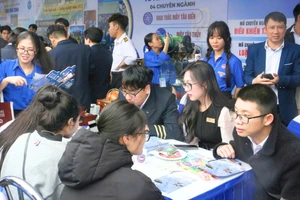 Học sinh THPT tham dự Ngày hội Tư vấn tuyển sinh - hướng nghiệp 2025 tại Hải Phòng. Ảnh minh họa: INT