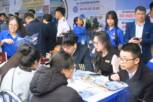 Học sinh THPT tham dự Ngày hội Tư vấn tuyển sinh - hướng nghiệp 2025 tại Hải Phòng. Ảnh minh họa: INT