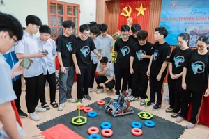Học sinh trải nghiệm điều khiển robot từ xa.