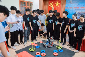 Học sinh trải nghiệm điều khiển robot từ xa. 