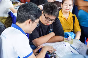 Thí sinh tìm hiểu thông tin tuyển sinh, học phí, học bổng tại ngày hội lựa chọn nguyện vọng xét tuyển ngày 19/7. Ảnh: HCMUT
