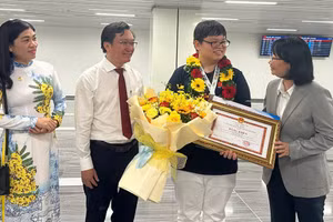 Lãnh đạo UBND TPHCM đã trao tặng bằng khen và 50 triệu đồng ghi nhận thành tích Đức Mân. Ảnh: M.A