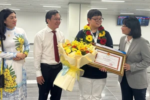 Lãnh đạo UBND TPHCM đã trao tặng bằng khen và 50 triệu đồng ghi nhận thành tích Đức Mân. Ảnh: M.A