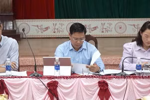 Ông Vũ Hồng Nhật - Chủ tịch UBND huyện Cư M’gar (giữa) tổ chức đối thoại, tìm hướng tháo gỡ khó khăn cho giáo viên bị truy thu tiền phụ cấp ưu đãi. Ảnh: TT 