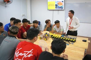 Sinh viên Trường Cao đẳng Bách khoa Sài Gòn tập huấn thiết kế robot.