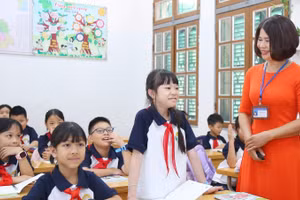 Giờ học của cô và trò Trường Tiểu học Trần Quốc Toản, phường Tô Hiệu (Sơn La). Ảnh: ITN