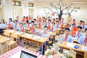 Cô trò Trường THCS Đống Đa (Kim Liên, Hà Nội). Ảnh: NTCC