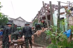 Cán bộ, chiến sĩ Bộ Chỉ huy quân sự TP Đà Nẵng khẩn trương thu dọn hiện trường, chuẩn bị dựng lại nhà mới cho người dân sau mưa lũ tại tỉnh Đắk Lắk. ẢNH: Đ.X