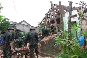 Cán bộ, chiến sĩ Bộ Chỉ huy quân sự TP Đà Nẵng khẩn trương thu dọn hiện trường, chuẩn bị dựng lại nhà mới cho người dân sau mưa lũ tại tỉnh Đắk Lắk. ẢNH: Đ.X