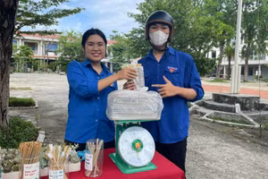 Đoàn Trường THPT Hoàng Hoa Thám (Sơn Trà, Đà Nẵng) tiếp nhận sách giáo khoa đã qua sử dụng. Ảnh: NTCC