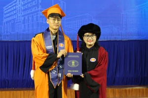 Kwon Jae Uk nhận bằng tại Lễ tốt nghiệp tháng 11/2025. Ảnh: HCMUSSH