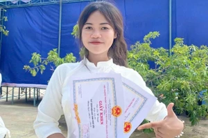 Nữ sinh mong ước trở thành cô giáo làng, dạy cho học sinh nghèo. Ảnh: NVCC