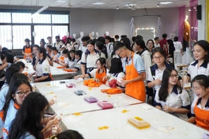 Học sinh THPT tìm hiểu thông tin ngành học và trải nghiệm môi trường học tập tại Trường Đại học Tôn Đức Thắng, tháng 4/2025. Ảnh: B.T.T