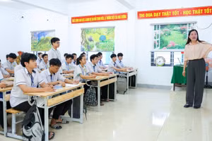 Cô trò Trường THCS Trà Lân (Con Cuông, Nghệ An). Ảnh: Hồ Lài