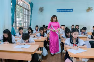 Giờ học của cô và trò Trường Tiểu học Trần Quốc Toản (xã Ea Phê). Ảnh: TT