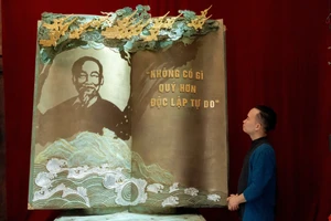 Tác phẩm nghệ thuật điêu khắc ánh sáng “Trang sử vàng” trưng bày ở Lễ hội làng Sen 2025. Ảnh: NVCC