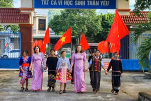 Học sinh miền núi Đắk Lắk đến trường trong vòng tay thầy cô. Ảnh tư liệu