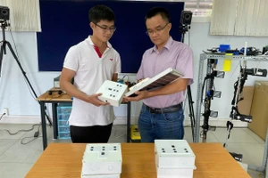 Hộp chứa cảm biến có chức năng cảnh báo vật cản đường sắt tại phòng lab của Trường Đại học Việt Đức. Ảnh: NVCC