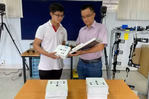 Hộp chứa cảm biến có chức năng cảnh báo vật cản đường sắt tại phòng lab của Trường Đại học Việt Đức. Ảnh: NVCC