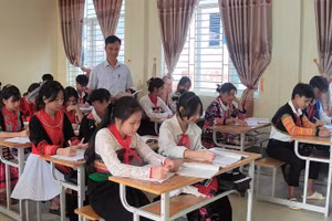Thầy và trò Trường PTDTBT-THCS Trung Lý (Thanh Hóa) trong giờ học.