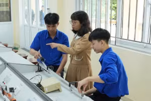 Cô Phạm Nguyễn Trang Ngân hướng dẫn học sinh trong đội tuyển tại Trường THPT A Lưới. Ảnh: NVCC