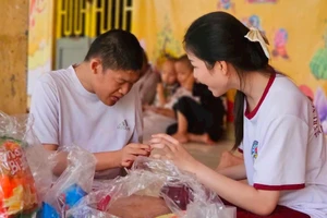 Học sinh Trung tâm Giáo dục Thường xuyên Chu Văn An (Quận 5, TP Hồ Chí Minh) tích cực trong công tác thiện nguyện. Ảnh: MH