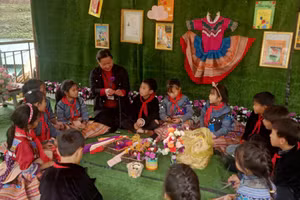 Cô Nguyễn Thị Thủy và học sinh trong tiết sinh hoạt câu lạc bộ tại Trường Tiểu học số 1 xã Sín Chéng (Si Ma Cai, Lào Cai). Ảnh: NVCC