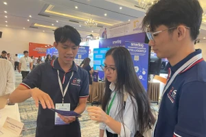 Nhóm sinh viên giới thiệu sản phẩm trong khuôn khổ cuộc thi VietFuture Awards 2025 tổ chức tại TPHCM. Ảnh: TG