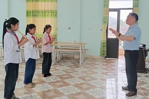 Câu lạc bộ Âm nhạc do thầy Hải chỉ đạo phấn đấu 100% học sinh ở trường đều biết thổi sáo.