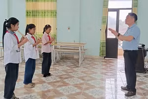 Câu lạc bộ Âm nhạc do thầy Hải chỉ đạo phấn đấu 100% học sinh ở trường đều biết thổi sáo.