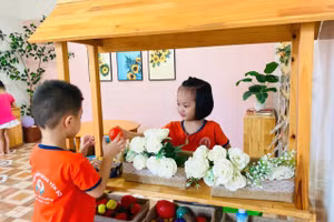 Trẻ tham gia hoạt động góc tại Trường Mầm non Yên Sở, huyện Hoài Đức (Hà Nội). Ảnh: TG