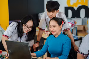 Giáo viên Trường THPT Võ Văn Kiệt (Vĩnh Long) hướng dẫn học sinh đăng ký dự thi tốt nghiệp THPT năm 2025. Ảnh: NTCC