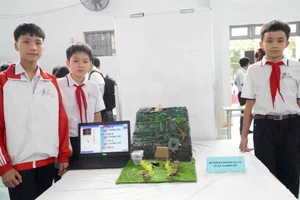 Dự án của nhóm nam sinh đoạt giải Triển vọng trong Hội thi “Sáng tạo cùng micro:bits” về chủ đề sức khỏe tâm thần và biến đổi khí hậu. Ảnh: Trúc Hân