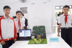 Dự án của nhóm nam sinh đoạt giải Triển vọng trong Hội thi “Sáng tạo cùng micro:bits” về chủ đề sức khỏe tâm thần và biến đổi khí hậu. Ảnh: Trúc Hân