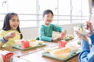 Tại các lớp học ở Nhật Bản, khi tiếng chuông kết thúc giờ ăn trưa vang lên, học sinh xếp khay gọn gàng, dọn dẹp sạch sẽ và đồng thanh nói lời cảm ơn. Ảnh: Nippon .