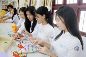 Học sinh Trường THPT Chuyên Lê Khiết (Quảng Ngãi) trong giờ thực hành môn Vật lý. Ảnh minh họa: INT