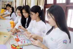 Học sinh Trường THPT Chuyên Lê Khiết (Quảng Ngãi) trong giờ thực hành môn Vật lý. Ảnh minh họa: INT