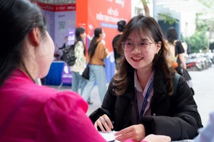 Học sinh tìm hiểu về ngành báo chí, truyền thông tại Ngày hội tư vấn, tuyển sinh hướng nghiệp năm 2025. Ảnh: TL