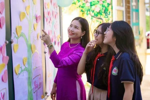 Cô, trò Trường Tiểu học & THCS 915 Gia Sàng (TP Thái Nguyên, Thái Nguyên). Ảnh: NVCC