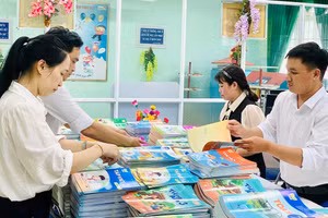 Trường Phổ thông Dân tộc bán trú Tiểu học - THCS Đinh Thanh Kháng (Sơn Tây, Quảng Ngãi) tiếp nhận sách giáo khoa từ phòng GD&ĐT vào đầu năm học mới. Ảnh: NTCC