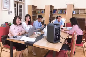 Cán bộ, giảng viên Trường ĐH Sư phạm Hà Nội thuộc nhóm biên soạn tài liệu mô-đun 5 bồi dưỡng giáo viên phổ thông tham gia tập huấn và chuyển giao tài liệu. Ảnh: NTCC