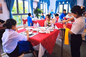 Học sinh ngành Nghiệp vụ nhà hàng, Trường Trung cấp Nghề Dân tộc nội trú tỉnh Kiên Giang. Ảnh: Quốc Anh