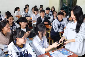 Trường THPT Đô Lương 1 yêu cầu học sinh nộp điện thoại trước giờ học. Ảnh: Báo Nghệ An