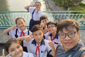 Thầy Lê Thanh Phú - giáo viên Trường Tiểu học Đặng Trần Côn (Quận 4, TP Hồ Chí Minh) chụp hình cùng học sinh. Ảnh: NVCC