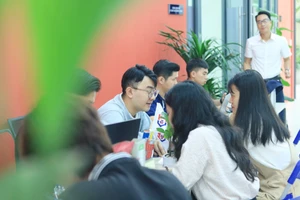 Thí sinh tìm hiểu thông tin tuyển sinh tại Trường Đại học Hùng Vương TP Hồ Chí Minh. Ảnh: DHV