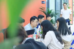 Thí sinh tìm hiểu thông tin tuyển sinh tại Trường Đại học Hùng Vương TP Hồ Chí Minh. Ảnh: DHV