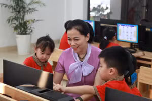 Cô trò Trường Mầm non Trần Phú (Lĩnh Nam, Hà Nội).