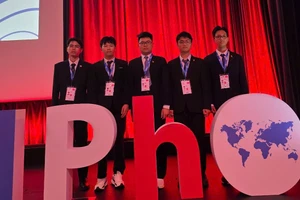 Trần Lê Thiện Nhân (ngoài cùng bên phải) và các thành viên trong đội tuyển Olympic Vật lí quốc tế năm 2025. Ảnh: Moet