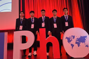 Trần Lê Thiện Nhân (ngoài cùng bên phải) và các thành viên trong đội tuyển Olympic Vật lí quốc tế năm 2025. Ảnh: Moet